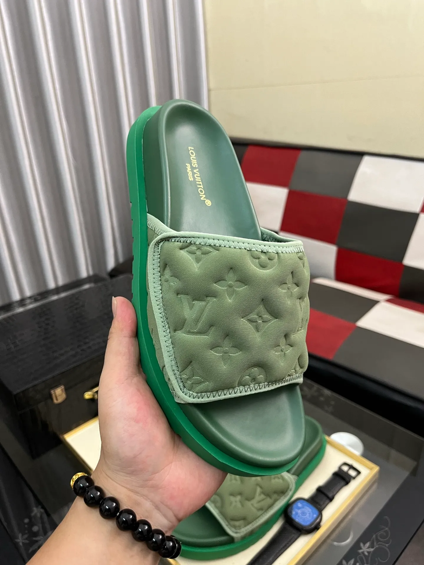 Men's men's shoes💰320⌚️⌚️[Louis Vuitton LV slippers] (high-end cowhide) counter 1:1 fashion style summer must-have! The designer used LV’s iconic outsole. The original simple slippers instantly become fashionable! The upper is made of flexible special cowhide leather straps alternately, and the workmanship is exquisite! A must-have for stylish men in summer, size 38-44